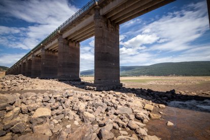El embalse de Cuerda del Pozo y el puente de Vinuesa, imagen de la sequía. GONZALO MONTESEGURO