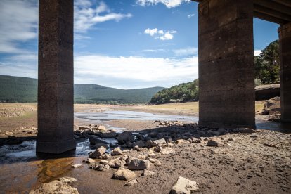 El embalse de Cuerda del Pozo y el puente de Vinuesa, imagen de la sequía. GONZALO MONTESEGURO