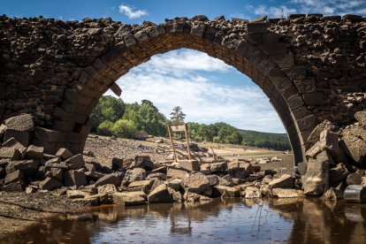 El embalse de Cuerda del Pozo y el puente de Vinuesa, imagen de la sequía. GONZALO MONTESEGURO
