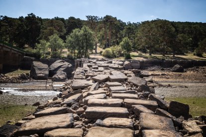 El embalse de Cuerda del Pozo y el puente de Vinuesa, imagen de la sequía. GONZALO MONTESEGURO