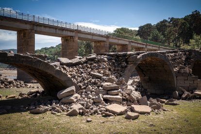 El embalse de Cuerda del Pozo y el puente de Vinuesa, imagen de la sequía. GONZALO MONTESEGURO