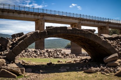 El embalse de Cuerda del Pozo y el puente de Vinuesa, imagen de la sequía. GONZALO MONTESEGURO