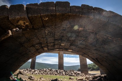 El embalse de Cuerda del Pozo y el puente de Vinuesa, imagen de la sequía. GONZALO MONTESEGURO