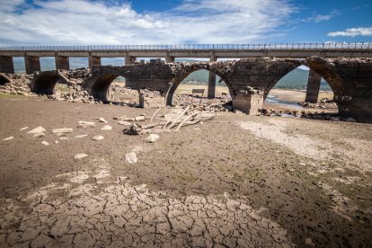 El embalse de Cuerda del Pozo y el puente de Vinuesa, imagen de la sequía. GONZALO MONTESEGURO