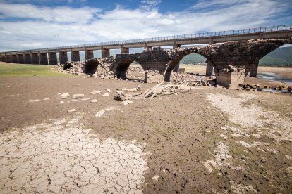 El embalse de Cuerda del Pozo y el puente de Vinuesa, imagen de la sequía. GONZALO MONTESEGURO