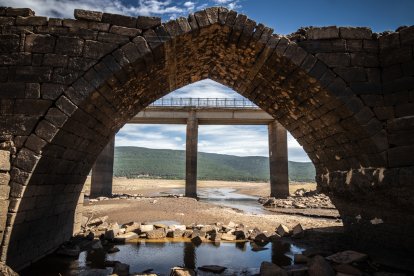 El embalse de Cuerda del Pozo y el puente de Vinuesa, imagen de la sequía. GONZALO MONTESEGURO