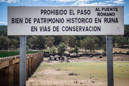 El embalse de Cuerda del Pozo y el puente de Vinuesa, imagen de la sequía. GONZALO MONTESEGURO