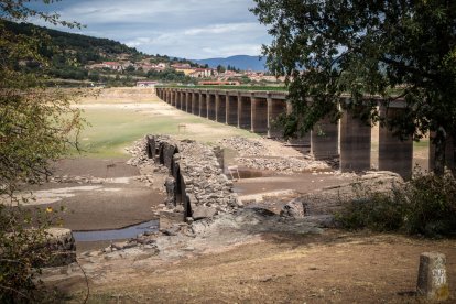 El embalse de Cuerda del Pozo y el puente de Vinuesa, imagen de la sequía. GONZALO MONTESEGURO