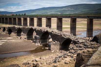 El embalse de Cuerda del Pozo y el puente de Vinuesa, imagen de la sequía. GONZALO MONTESEGURO