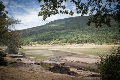 El embalse de Cuerda del Pozo y el puente de Vinuesa, imagen de la sequía. GONZALO MONTESEGURO