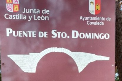 Cartel informativo junto al puente de Santo Domingo, del siglo XII, declarado Bien de Interés Cultural.