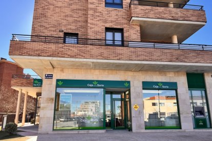 Fachada de la nueva oficina de Caja Rural de Soria en Los Royales. HDS