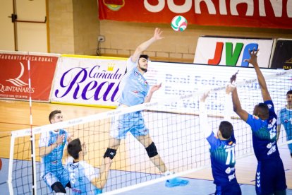 Rio Duero Voley vs CV Palma. MARIO TEJEDOR (34)