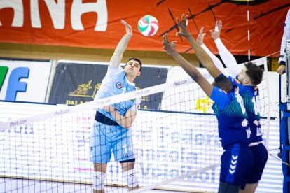 Rio Duero Voley vs CV Palma. MARIO TEJEDOR (35)
