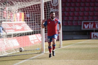 Lupu celebra el 1-0 al aprovechar un regalo del Terrassa en la cesión a su portero. GONZALO MONTESEGURO