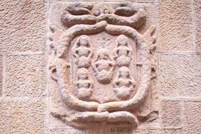 Escudo que hay en lo que fuera Palacio.-M.T.