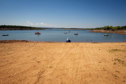 La sequía deja una estampa dramática en el embalse de la Cuerda del Pozo - MARIO TEJEDOR (1)