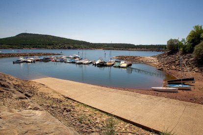 La sequía deja una estampa dramática en el embalse de la Cuerda del Pozo - MARIO TEJEDOR (7)