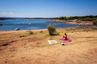La sequía deja una estampa dramática en el embalse de la Cuerda del Pozo - MARIO TEJEDOR (9)