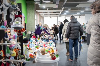 El Mercado de Artesanos está abierto en el mercado municipal hasta el 11 de diciembre. GONZALO MONTESEGURO