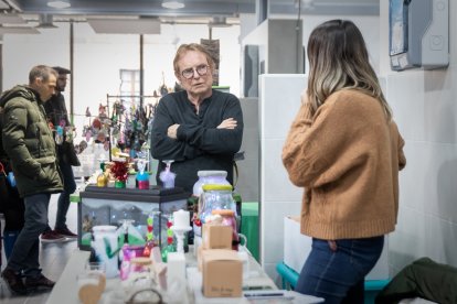 El Mercado de Artesanos está abierto en el mercado municipal hasta el 11 de diciembre. GONZALO MONTESEGURO