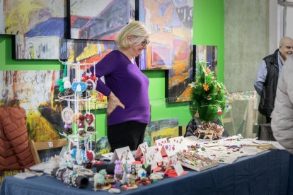 El Mercado de Artesanos está abierto en el mercado municipal hasta el 11 de diciembre. GONZALO MONTESEGURO
