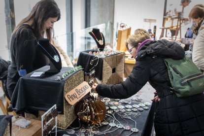 El Mercado de Artesanos está abierto en el mercado municipal hasta el 11 de diciembre. GONZALO MONTESEGURO