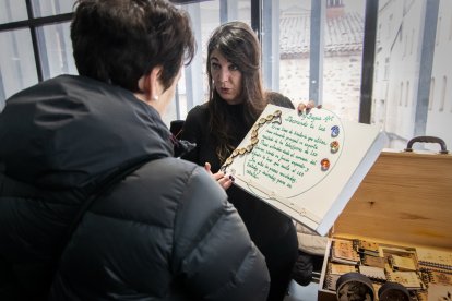 El Mercado de Artesanos está abierto en el mercado municipal hasta el 11 de diciembre. GONZALO MONTESEGURO