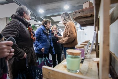 El Mercado de Artesanos está abierto en el mercado municipal hasta el 11 de diciembre. GONZALO MONTESEGURO