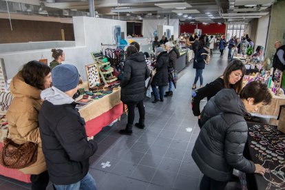 El Mercado de Artesanos está abierto en el mercado municipal hasta el 11 de diciembre. GONZALO MONTESEGURO