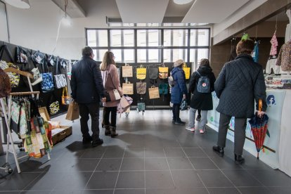 El Mercado de Artesanos está abierto en el mercado municipal hasta el 11 de diciembre. GONZALO MONTESEGURO