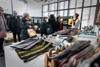 El Mercado de Artesanos está abierto en el mercado municipal hasta el 11 de diciembre. GONZALO MONTESEGURO