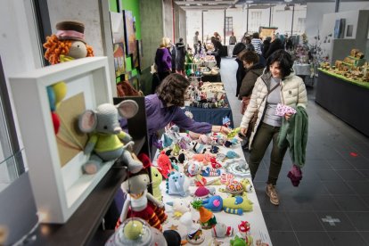 El Mercado de Artesanos está abierto en el mercado municipal hasta el 11 de diciembre. GONZALO MONTESEGURO