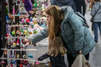 El Mercado de Artesanos está abierto en el mercado municipal hasta el 11 de diciembre. GONZALO MONTESEGURO