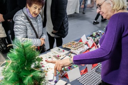 El Mercado de Artesanos está abierto en el mercado municipal hasta el 11 de diciembre. GONZALO MONTESEGURO