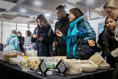 El Mercado de Artesanos está abierto en el mercado municipal hasta el 11 de diciembre. GONZALO MONTESEGURO