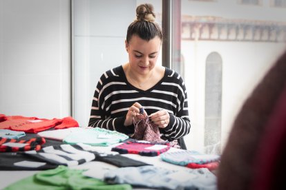 El Mercado de Artesanos está abierto en el mercado municipal hasta el 11 de diciembre. GONZALO MONTESEGURO