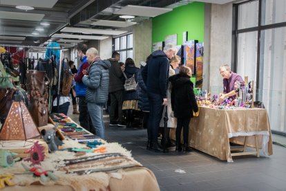 El Mercado de Artesanos está abierto en el mercado municipal hasta el 11 de diciembre. GONZALO MONTESEGURO