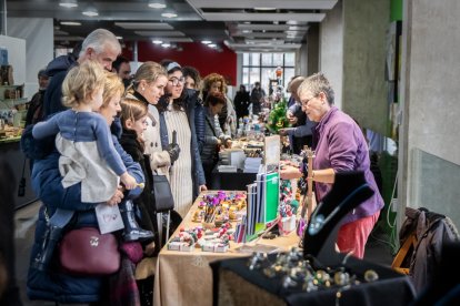 El Mercado de Artesanos está abierto en el mercado municipal hasta el 11 de diciembre. GONZALO MONTESEGURO