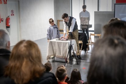 El Mago Jorge participó en la inauguración del Mercado de Artesanos el pasado jueves. GONZALO MONTESEGURO