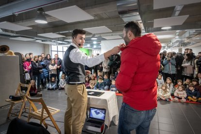 El Mago Jorge participó en la inauguración del Mercado de Artesanos el pasado jueves. GONZALO MONTESEGURO
