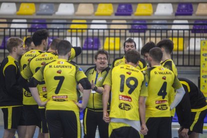 Lluelles da indicaciones a sus jugadores en un tiempo muerto. MARIO TEJEDOR