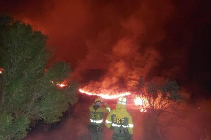 Trabajos de extinción en la madrugada de este domingo. BRIF LUBIA