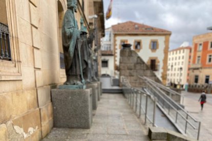 Maletín de las pioneras 'Bibliotecas viajeras' de Soria, impulsadas por José Antonio Pérez Rioja. HDS