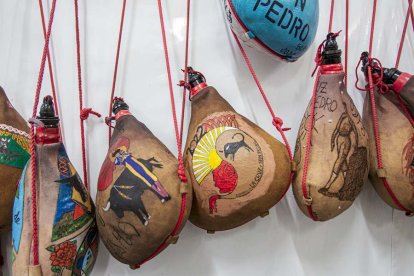 Varias de las botas del local que se subastarán el Sábado Agés.