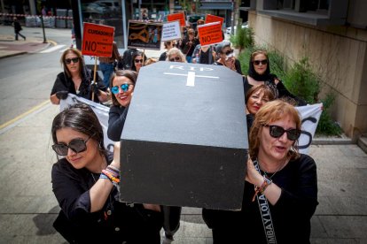 <p>El <strong>colectivo de cuidadoras (CTSA Cuidadores Técnicos Asistenciales de Soria)</strong> protestan ante los sindicatos y la Delegación Territorial de la Junta <a href="https://heraldodiariodesoria.elmundo.es/articulo/soria/cuidadores-tecnicos-asistenciales-soria-manifiestan-degradacion-titulo/20230420130731363810.html">por la firma del convenio laboral que rebaja su titulación.</a></p>
<p>Más de una veintena de trabajadoras protestan por la <strong>equiparación del grado medio de la formación profesional con su titulación de grado superior.</strong></p>
<p>FOTOGRAFO: MARIO TEJEDOR</p>