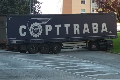 Camión atascado en la calle Almazán de Soria. F.T.