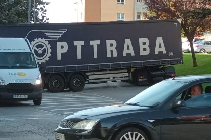 Camión atascado en la calle Almazán de Soria. F.T.