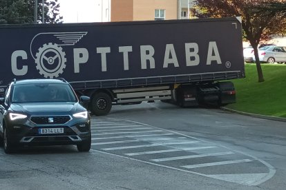 Camión atascado en la calle Almazán de Soria. F.T.