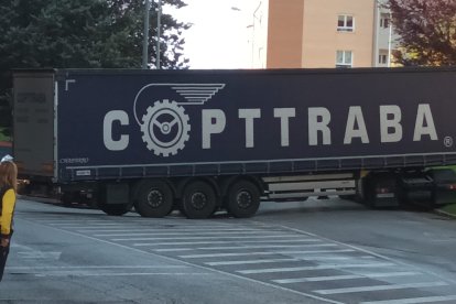 Camión atascado en la calle Almazán de Soria. F.T.